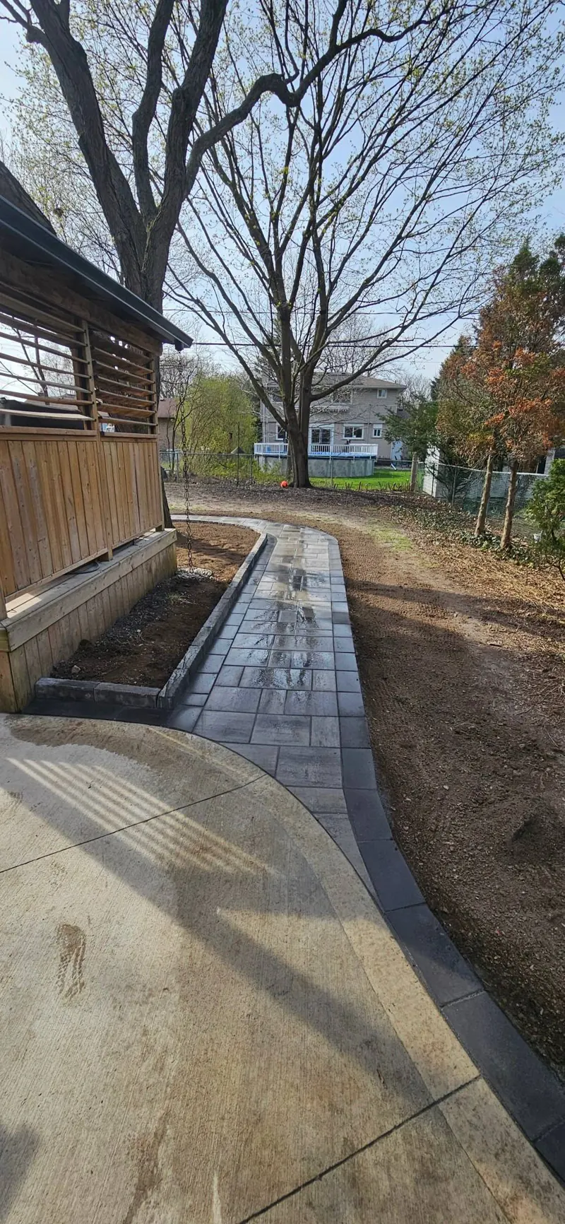 Narrow side-yard walkway with a charcoal edge course